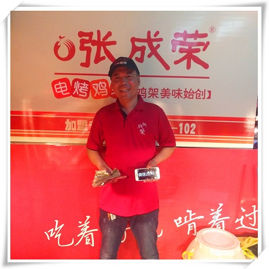 誰說冬天小吃是淡季？青島小鮑島張成榮電烤雞架店開業一路高歌！