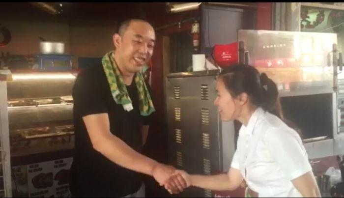 寶應路電烤雞架找老板握手采訪結束