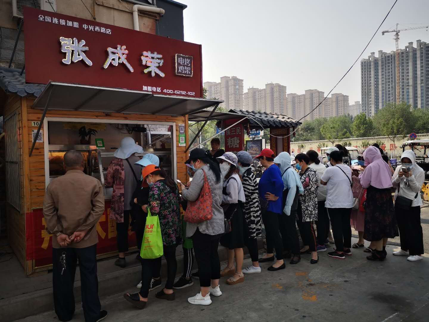 賀：張成榮電烤雞架保定市定州市信譽樓店火爆開業!