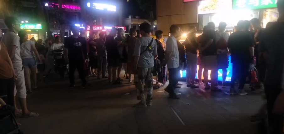 張成榮電烤雞架西安海藍城店火爆開業
